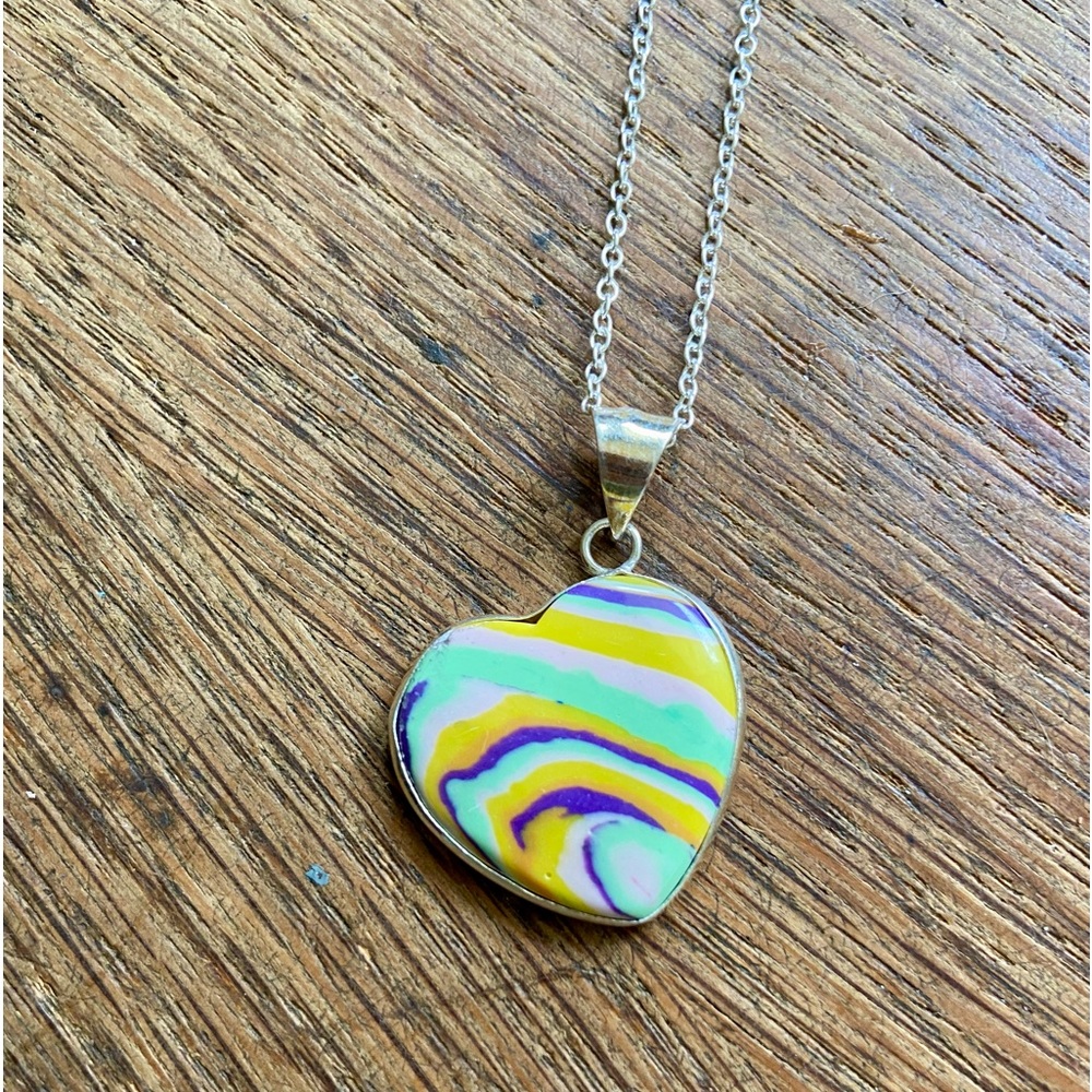 Striped agate heart gemstone necklace NWOT